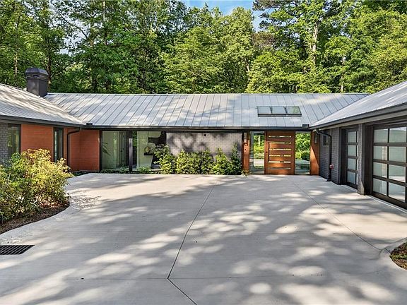 3rd image of 585 Amberidge Trl