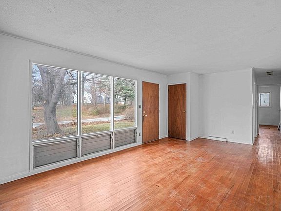 3rd image of 14 Sycamore Dr