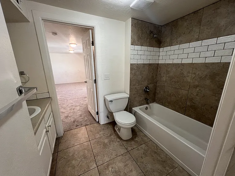 624 W Pinkley Ave #D — Photo 15