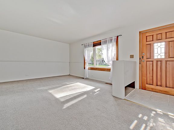 3rd image of 327 Hiawatha Dr