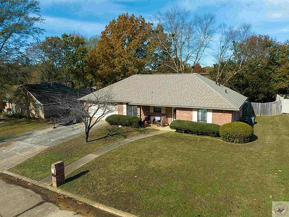 3rd image of 212 Larkspur Ln