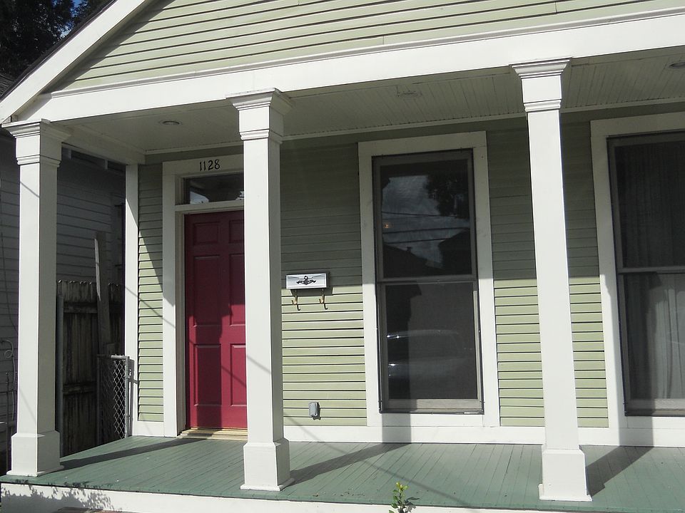 Street facade, 1 off-street parking space