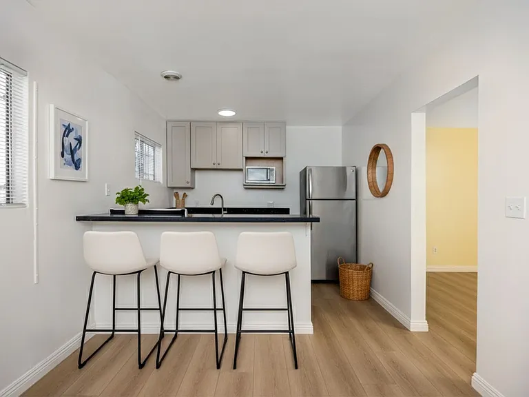 3620 S Budlong Ave — Photo 5