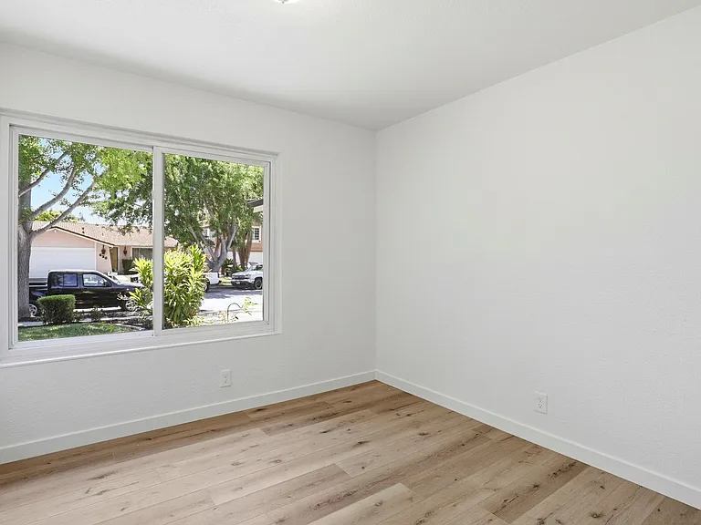 635 Glenview Ct — Photo 8