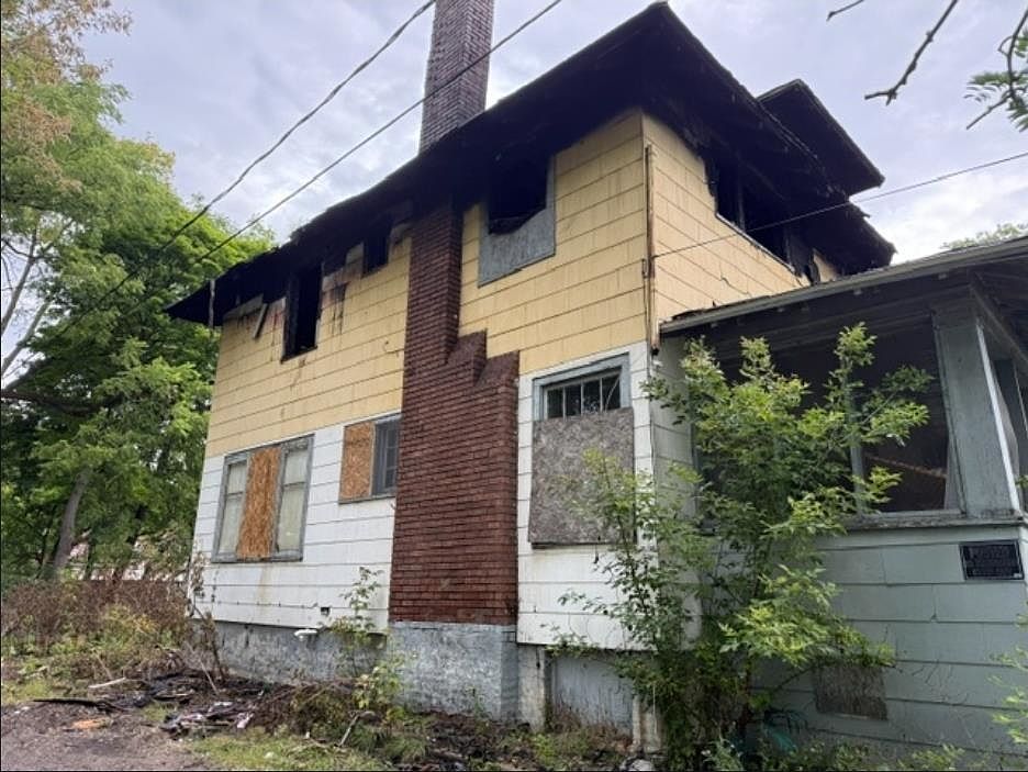 1st image of 915 Burt St