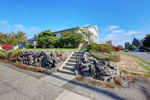 3rd image of 7849 Yakima Ave