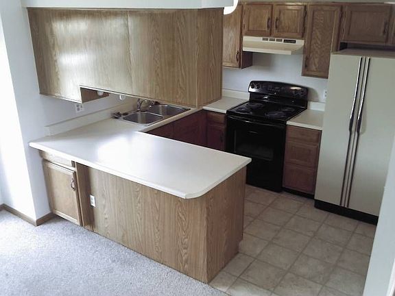 Kitchen with Counter for Servi