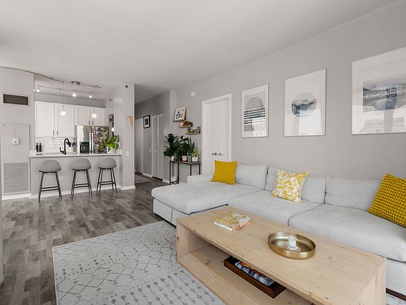 2nd image of 210 S Desplaines St APT 1901