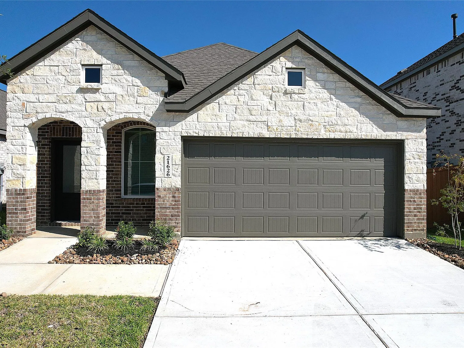 4 bed, 3.0 bath, 1868 sqft, $2,300 — Photo 1