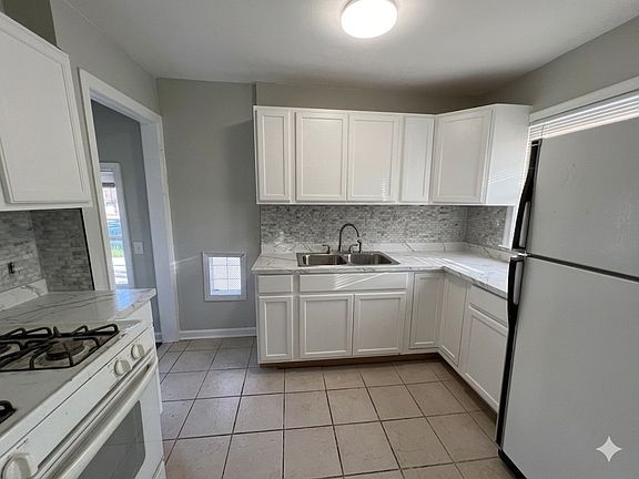 4th image of 7637 Manor Ave