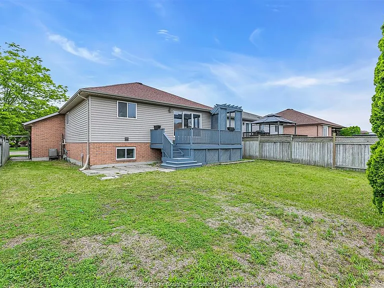 965 Banwell Rd — Photo 31