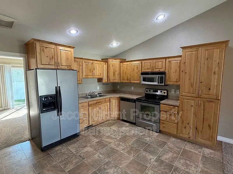 3 bed, 2.0 bath, 1250 sqft, $1,475 — Photo 4