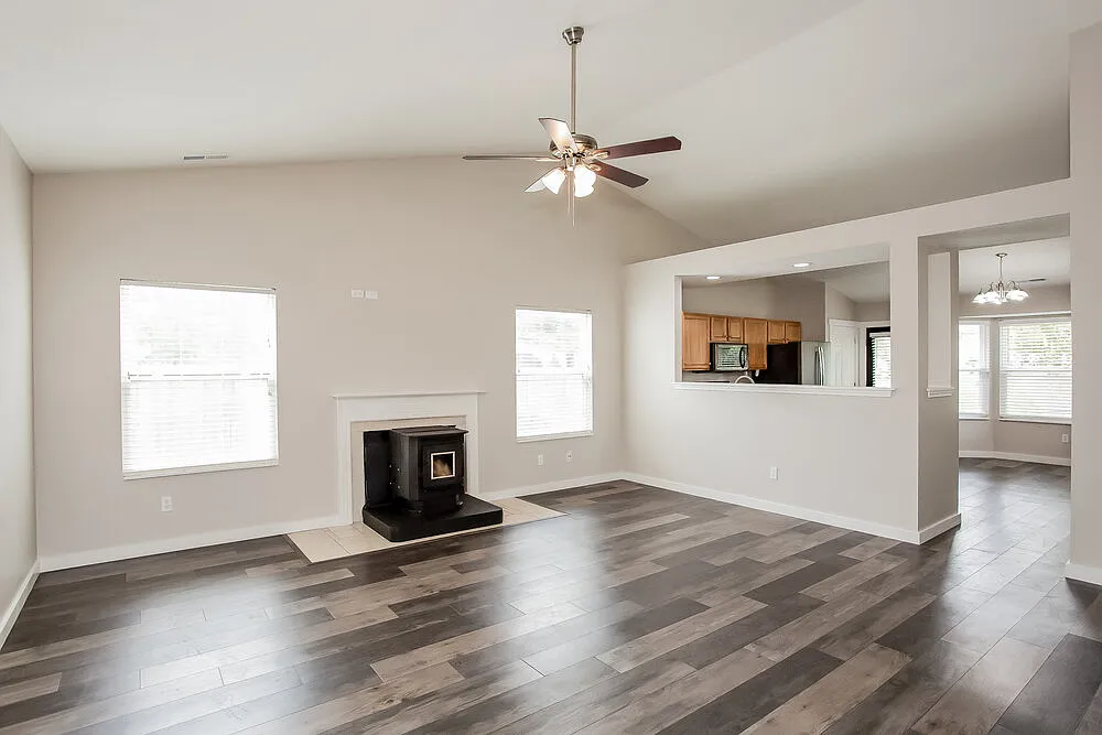3 bed, 2.0 bath, 1350 sqft, $2,140 — Photo 4