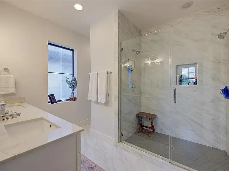 116 E 33rd St #B — Photo 23