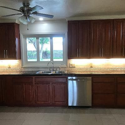 5th image of 1109 Carolina St