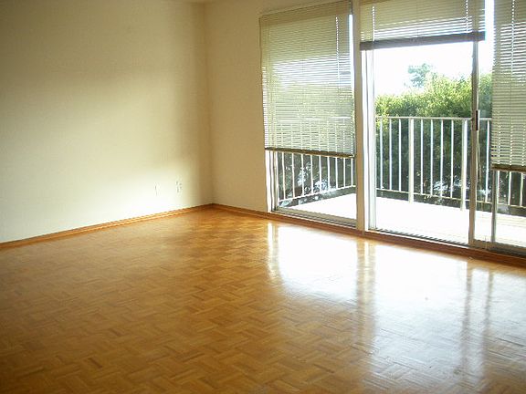 3rd image of 60 Parkridge Dr APT 1