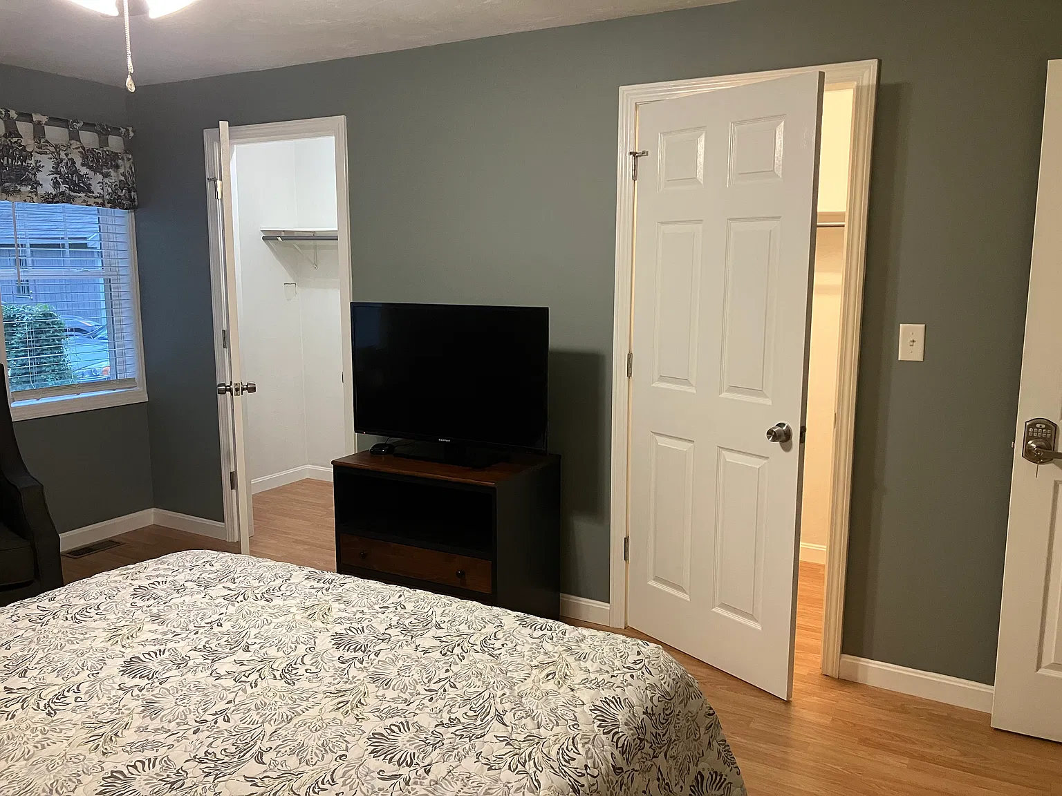 4 bed, 1300 sqft, $1,400 — Photo 2