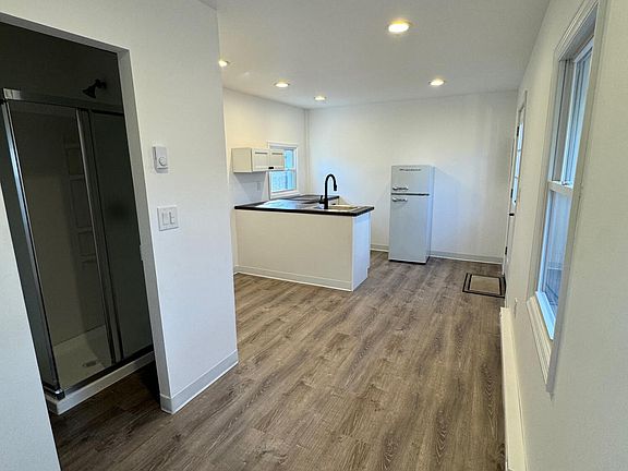 5th image of 945 Linden Ave