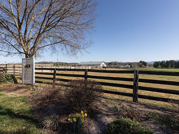 5th image of 15 Chowning Cir