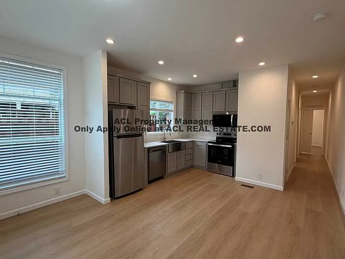Building Photo - 1327 Russell Way