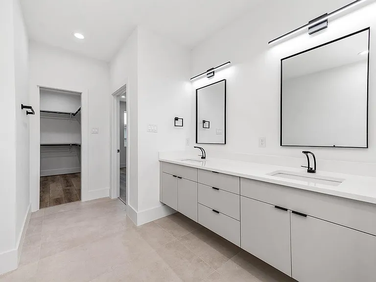 313 N Nagle St — Photo 35