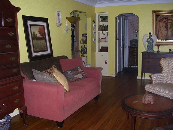 4th image of 425 35th Ave NE