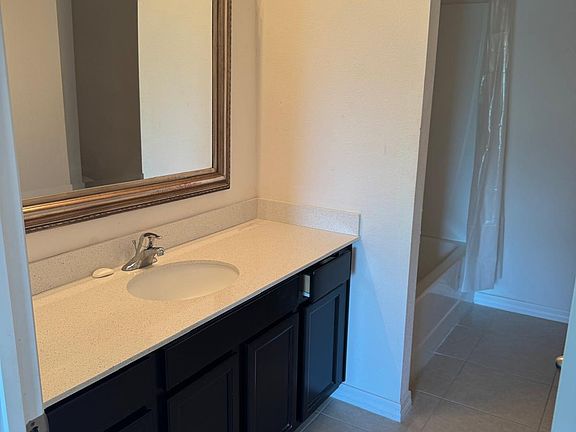 5th image of 810 Chatham Walk Dr
