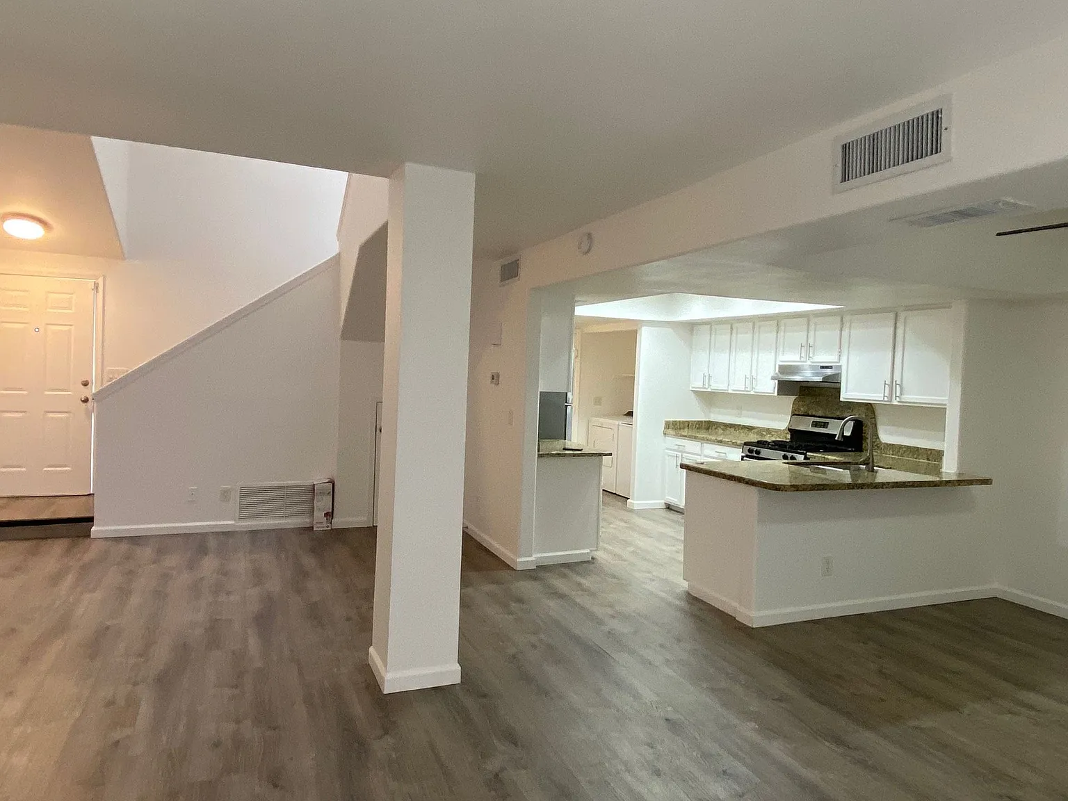 *End Mgmt 08.31.2026* Colonia Apartment Homes - Roger — Photo 4