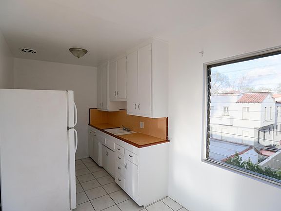3rd image of 260 S Sycamore Ave APT 3