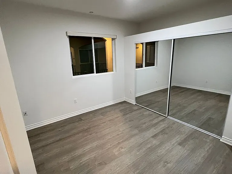 Yaya Laurel 1 Apartments — Photo 24