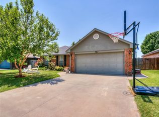 704 Eastridge Dr, Yukon, OK 73099