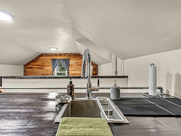 30th image of 262 E Walnut St