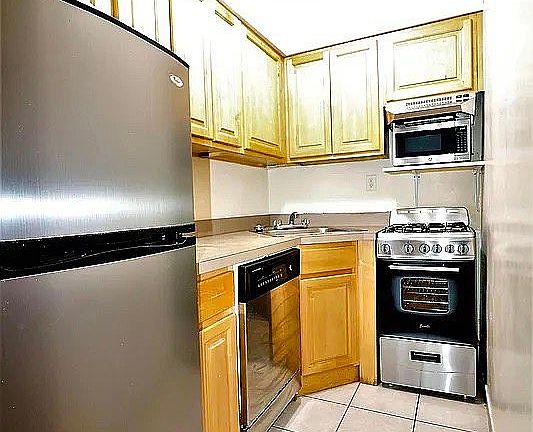 3rd image of 128 W 73rd St APT 1B