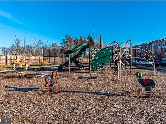 3rd image of 42440 Dogwood Glen Sq