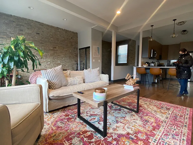 915 W Addison St #3 — Photo 3
