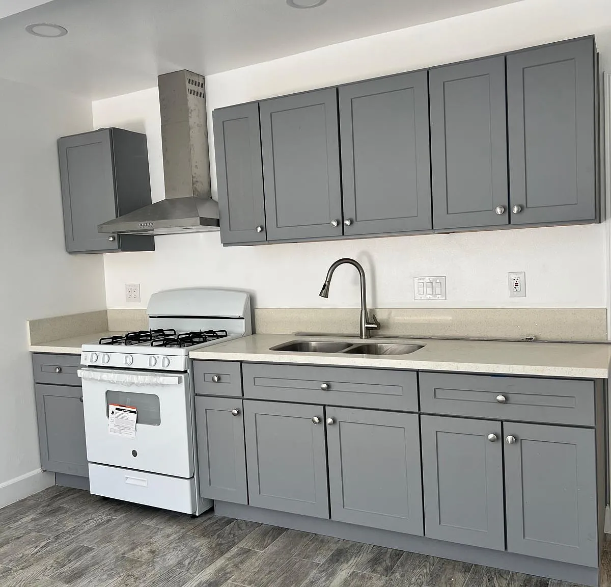 2 bed, 750 sqft, $2,100 — Photo 2