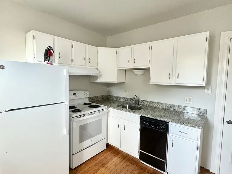 14 Chestnut St #3 — Photo 4