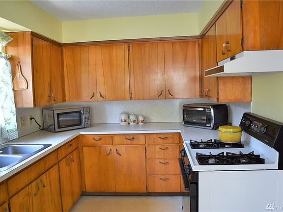 4th image of 1127 Puget St NE