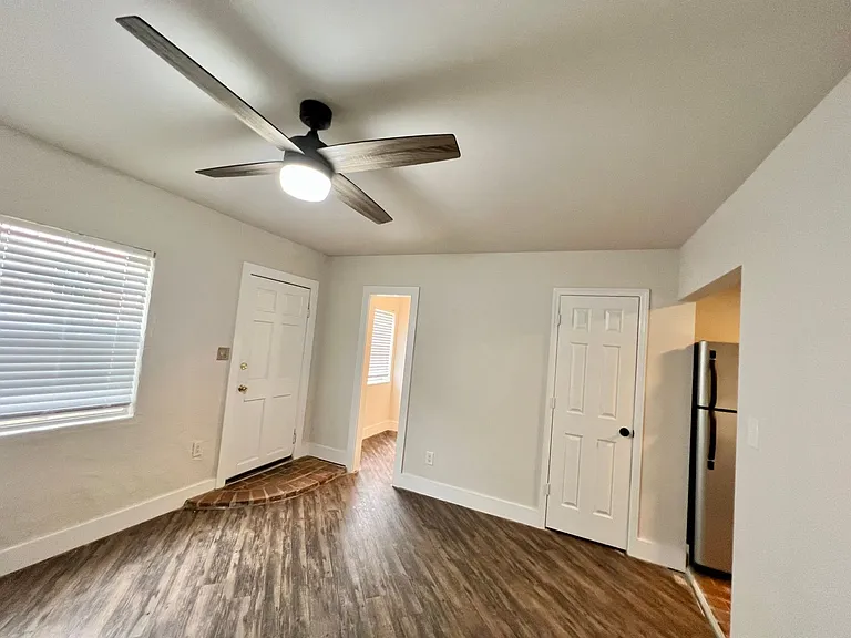 110 S Franklin Blvd — Photo 4