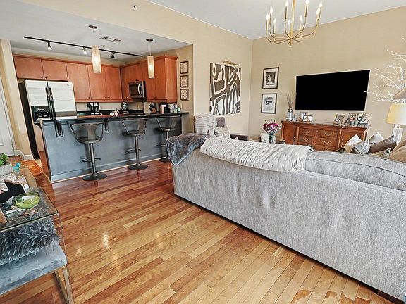 5th image of 1040 Broadway Park Unit 223