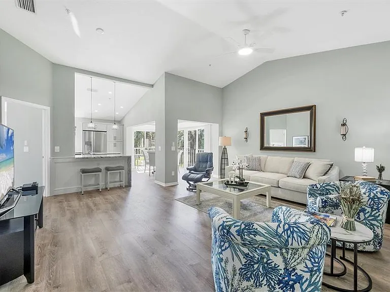 809 Montrose Dr #203 — Photo 4