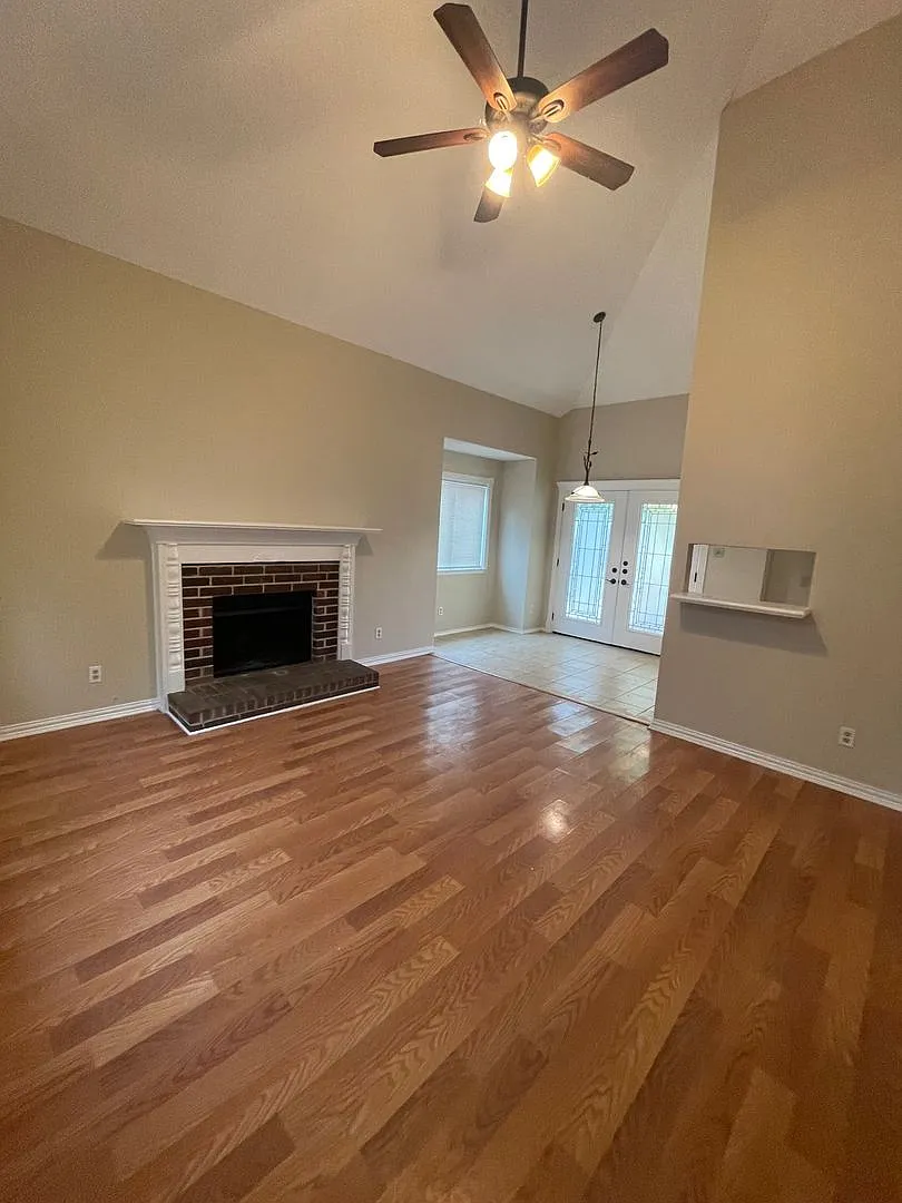 Nice 3 Bedroom - Move In Ready — Photo 3