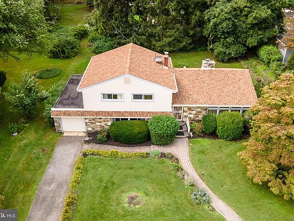 4th image of 310 Hedgerow Ln
