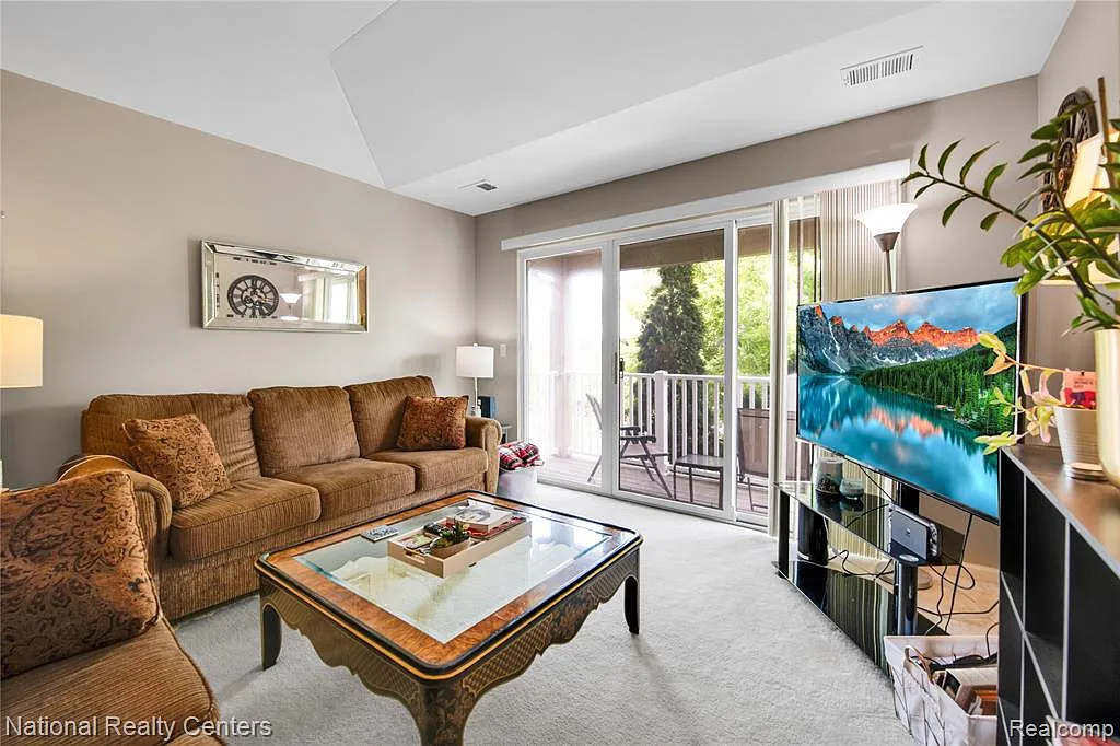 2 bed, 1.0 bath, 1410 sqft, $1,750 — Photo 1