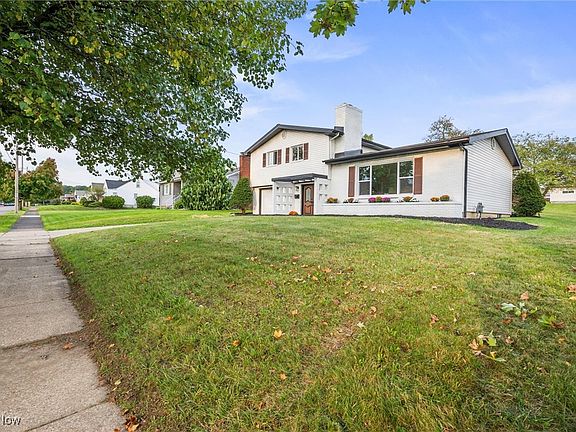 3rd image of 907 Lawrence Ave
