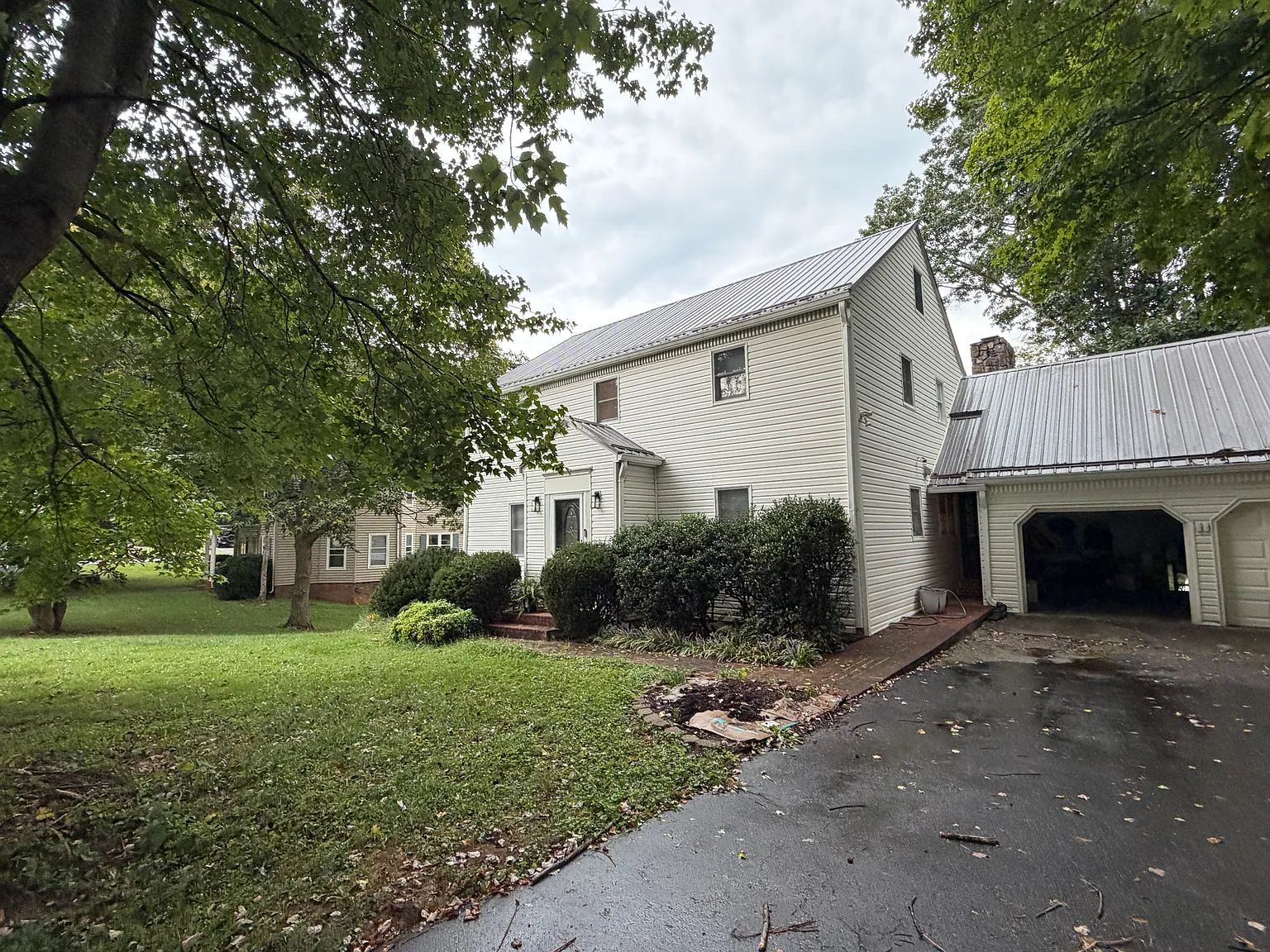 2702 Avondale Dr — Photo 2