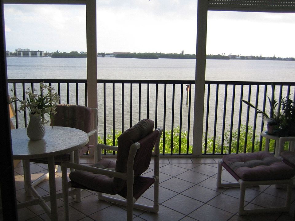 Rock Pointe C211 