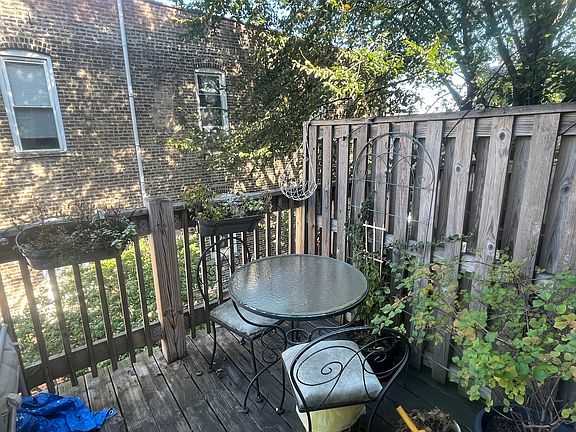 2nd image of 727 N Hoyne Ave APT 2F