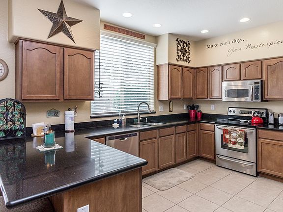 3rd image of 1439 E Laurel Dr