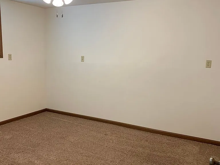 927 Briar Ln — Photo 4